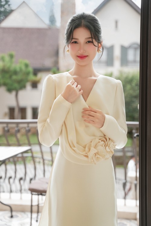 Sixdo Light Cream 3D Flower Taffeta Ao Dai